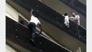 아파트 난간 매달린 아이 맨몸으로 구조… 아프리카 청년, 佛시민권-일자리 생겼다