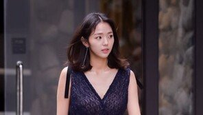 채수빈, 과감한 ‘V넥’ 여름 패션…팬들 “귀엽고 사랑스러워”