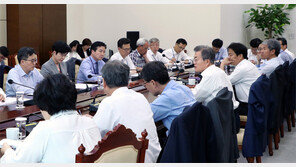 문재인 대통령 “하위층 소득감소 매우 아픈 지점”… 정책 기조는 유지