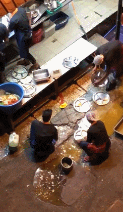 [영상]청결도 A등급 인기 ‘맛집’, 식당 바닥 고인물로 설거지 ‘충격’ 