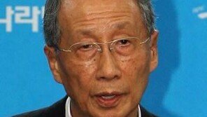 윤여준 “한국당 막말, 지나가는 KTX에 돌팔매질 하는 것”