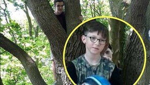 아들 뒤 창백한 얼굴, 설마 귀신?…가족사진 촬영 母 ‘경악’