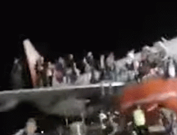 [영상]“가방에 폭탄” 20대 男 농담에 여객기 승객 탈출극…11명 중경상