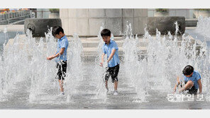 “반갑다, 분수야”… 주말 낮 30도 넘을 듯