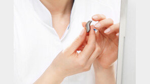 노인성 난청 부모님과의 행복한 대화 돕는 보청기 원리는?