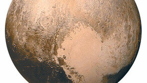 명왕성에 ‘하트’무늬… 정체는 ‘메탄 모래언덕’