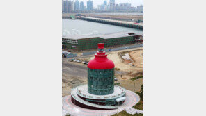 송도 신국제여객부두에 유리병 모양 대형 등대