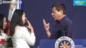 “키스해주면 책 선물”…두테르테 필리핀 대통령, 방한 행사 파장