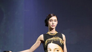 섀도우무브, 故 앙드레 김 추모 패션쇼서 황금빛 슈즈 선보여