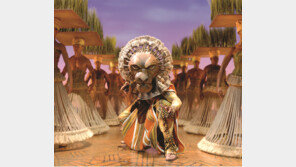 브로드웨이에서 온 오리지널 ‘라이온 킹’, 오프닝부터 강렬한 ‘한방’