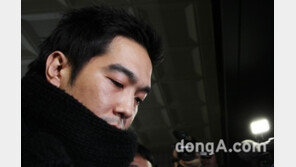 ‘전자발찌’ 고영욱, 한여름에 긴 옷·마스크…누리꾼 “방송엔 나오지마”