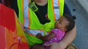 교통사고로 겁에 질린 젖먹이 안아 달랜 소방관, ‘감동’