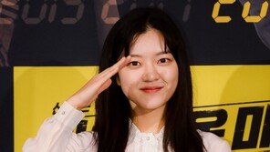 [포토] 고아성 ‘깜찍한 경례’