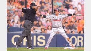 [포토] 오지환 ‘심판과 함께 춤을’