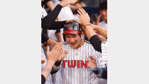 [포토] 오지환 ‘맞아도 기분 좋아~’