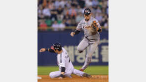 [포토] 하주석 ‘(오)지환이형 태클이 너무 깊어요~’