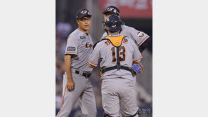 [포토] 송진우 투수코치 ‘(배)영수야 힘내라’