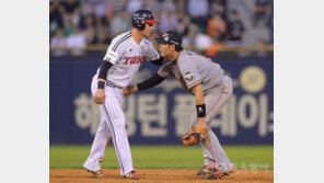 [포토] 서로를 격려하는 오지환과 하주석