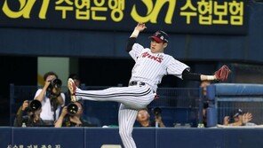 [포토] 양석환 ‘아크로바틱 호수비’