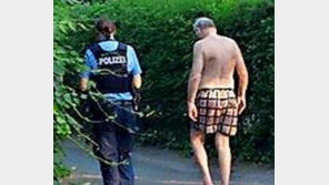 “호수서 수영하다 옷 도둑맞아”… 獨극우당 대표 ‘트렁크 망신’