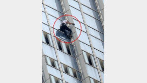 롯데월드타워 무단 등반한 알랭 로베르 중국서는 강제 추방