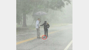 도로 한가운데서 비 쫄딱 맞고 서 있던 경찰관, 알고보니…