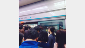 서울지하철 4호선, 출근길 출입문 고장 운행중단…지각 승객들 격노