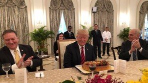 “조금 일찍…”, 싱가포르서 생일 케이크 받은 트럼프 대통령
