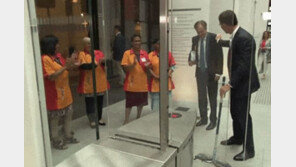 [영상] 바닥에 커피 쏟은 네덜란드 총리, 막대걸레 들고 직접 청소 