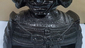 쿵! 이번엔 아파트서 금속 조각상이 떨어졌다