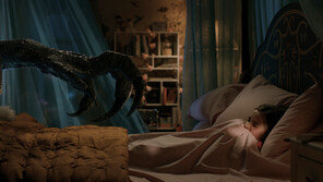 공룡에 빠진 소녀 습격한 공룡 같은 탐욕