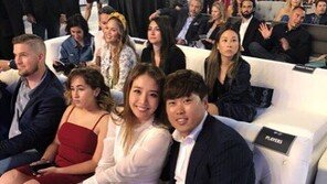 새댁 배지현, 류현진과 자선행사 인증샷…머리 맞대고 ‘달달’