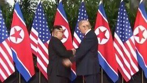 [영상]트럼프-김정은 ‘역사적 악수’에 전 세계가 술렁
