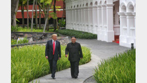 트럼프, 김정은과 ‘100보 산책’…“특별한 유대감 만들었다”