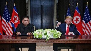 아사히신문 “트럼프는 지도자, 김정은은 대등한 모습 연출”