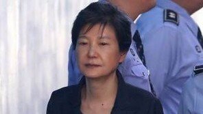 ‘특활비 수수’ 박근혜에 징역 12년 구형…“제왕적 착각 빠져 국정원 사금고화”