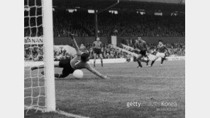 [스토리 월드컵] 각본 없는 드라마…월드컵 ‘최고의 이변’은?