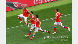 [2018 월드컵] 러시아, 전반 2-0 리드… 가진스키-체리셰프 연속 골