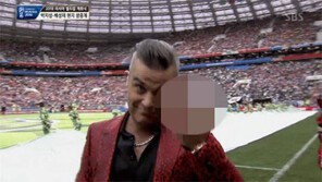 로비 윌리엄스, ‘손가락 욕’ 논란…“월드컵 개막식, 쓰레기 돼 버려”