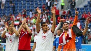 [월드컵] 이란, ‘행운의 자책골’로 모로코 격파… B조 1위