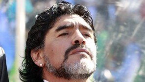 마라도나, 한국 관중 향해 ‘눈 찢기’?…인종차별 행위 논란