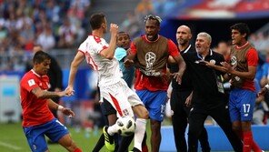 “공 내놔!” 세르비아 마티치, 코스타리카 코칭스태프와 경기 중 충돌