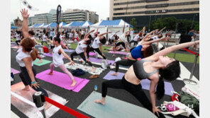 세계 요가의 날… “다함께 따라해요”