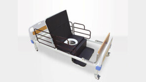 [비즈포커스]기저귀 없이 용변 처리… 배수시설까지 갖춘 ‘다기능 변기침대’