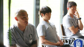 ‘헤드셋+벤치인원 확정’ 대표팀, 차두리 코치 기자석으로