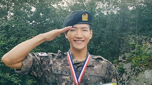 [연예뉴스 HOT5] 준케이, 신교대서 사단장 표창 받아