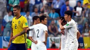 [동아포토] 페널티킥 파울한 김민우 위로하는 손흥민