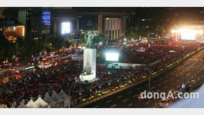 [동아포토]붉게 물든 광화문 광장 ＂대한민국＂