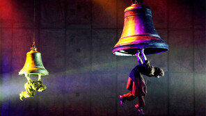 피흘리는 손-잘린 다리-초대형 종… 뮤지컬 무대 “실감나네”