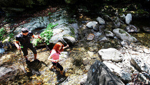 시원한 계곡 트레킹, 운동화는 참아주세요